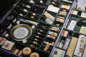 Medicinväska med föremål i