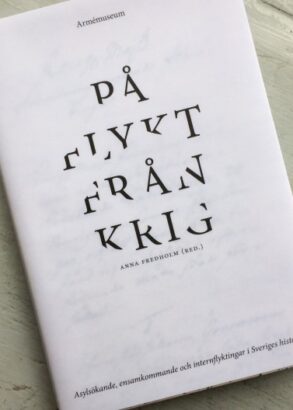 Bokomslaget till "P&aring; flykt fr&aring;n krig" &auml;r vitt med svart text p&aring;.