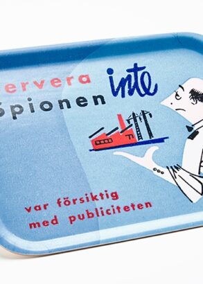 En bricka med motiv, en servit&ouml;r och texten "Servera inte spionen, var f&ouml;rsiktig med publiciteten".