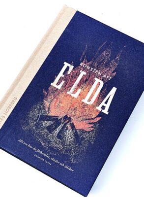 Bokomslad till boken "Elda", Vitt band och bl&aring; framsida med en r&ouml;d eld bakom bokens titel.
