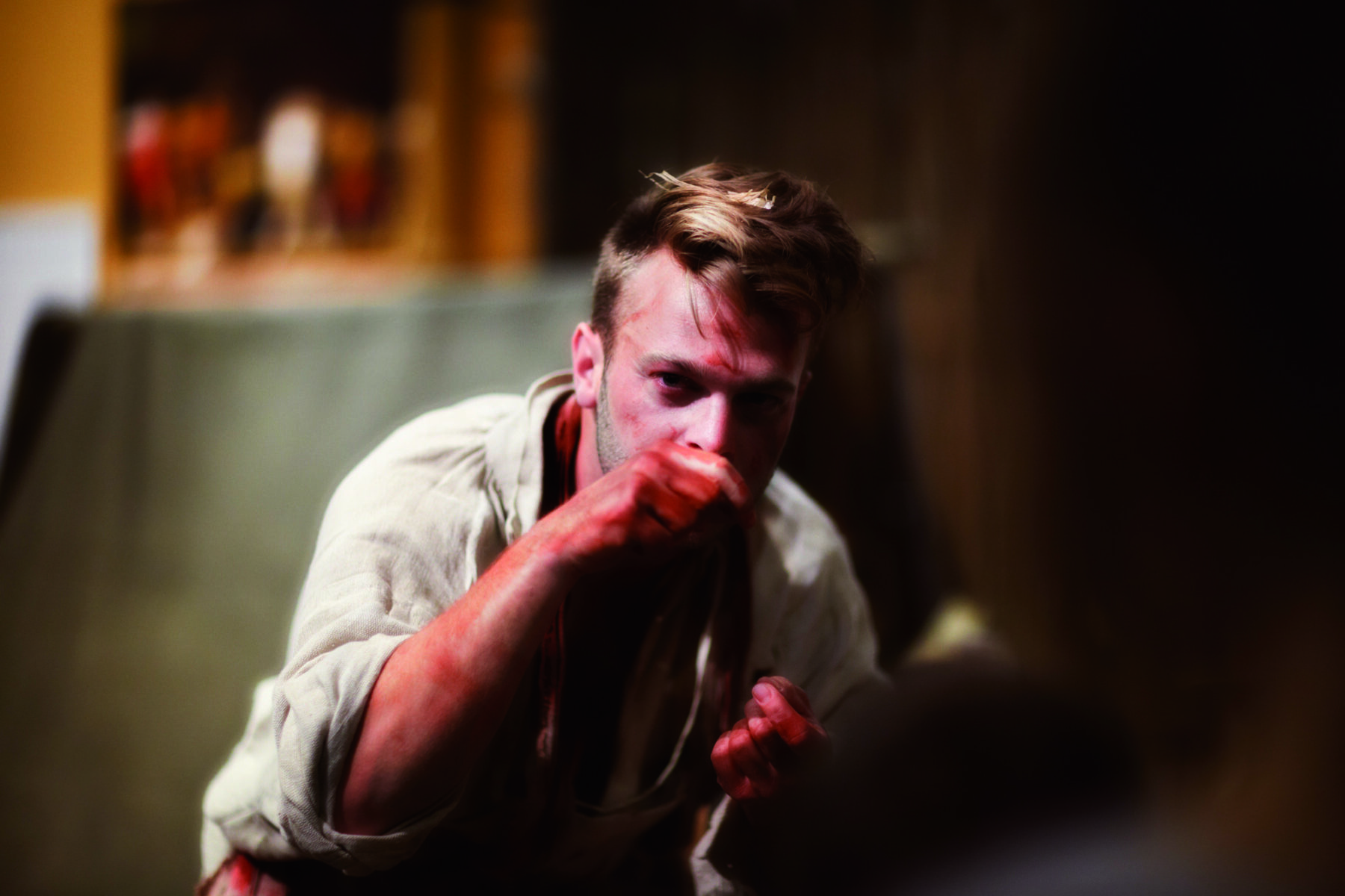 Dramatiserad skolvisning, en person är inne i sin roll från stormaktstiden.