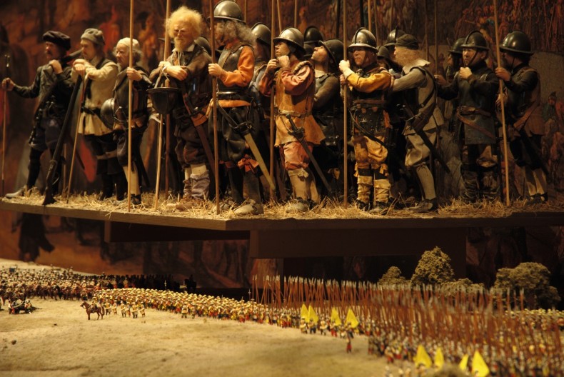 En här av miniatyrsoldater från utställningsmiljön