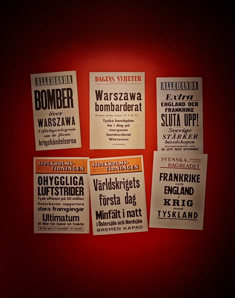 Sex svenska tidningsaffischer från andra världskrigets utbrott med dramatiska rubriker om bombningar av Warszawa, luftstrider och krigsförklaringar mellan länderna.
