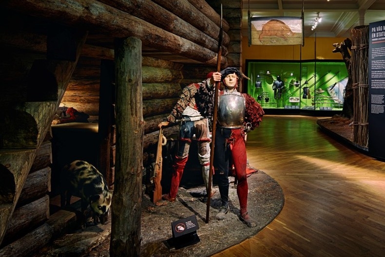 Ett smakprov på en av museets många uppbyggda miljöer - här två soldater framför ett timrat hus