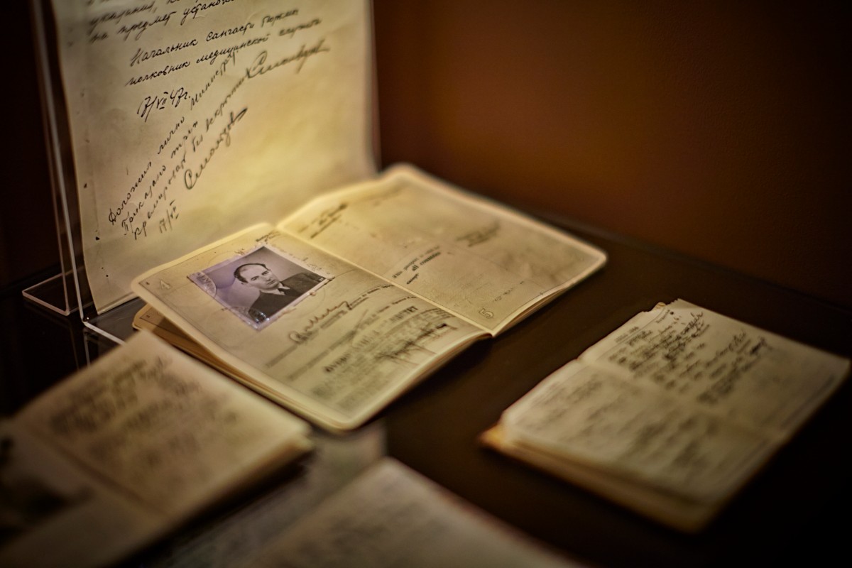 Några uppslagna anteckningsböcker samt ett uppslaget pass med bild på Raoul Wallenberg.