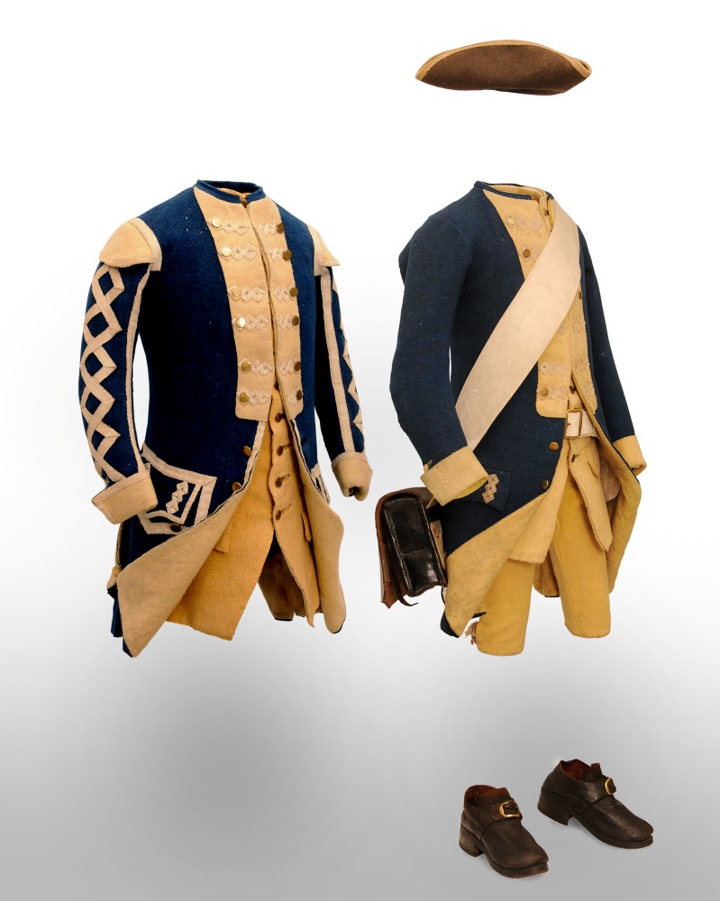 Två uniformsrockar i blått med detaljer i vitt och blanka knappar.