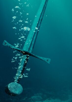 Det stiger upp bubblor från ett svärd som slängts ner i vatten och sakta åker ner mot botten. Allting är olika nyanser av blått.