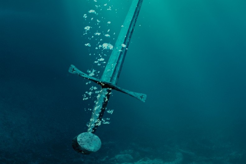 Det stiger upp bubblor från ett svärd som slängts ner i vatten och sakta åker ner mot botten. Allting är olika nyanser av blått.