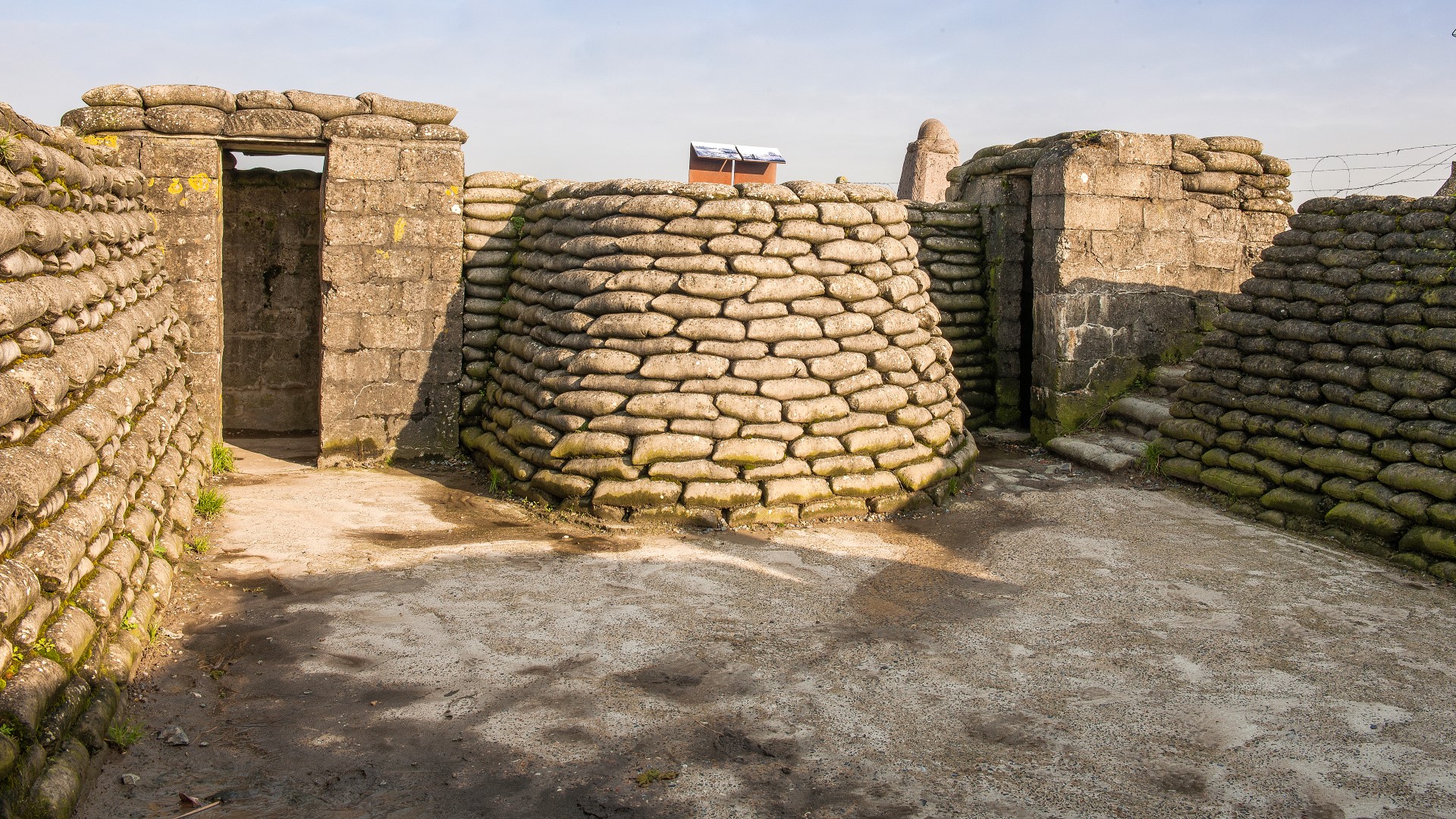 En murad skyttegrav utan människor.