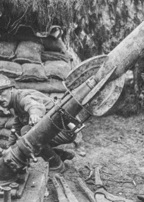 En soldat i en skyttegrav förbereder en rakt för avfyrning.