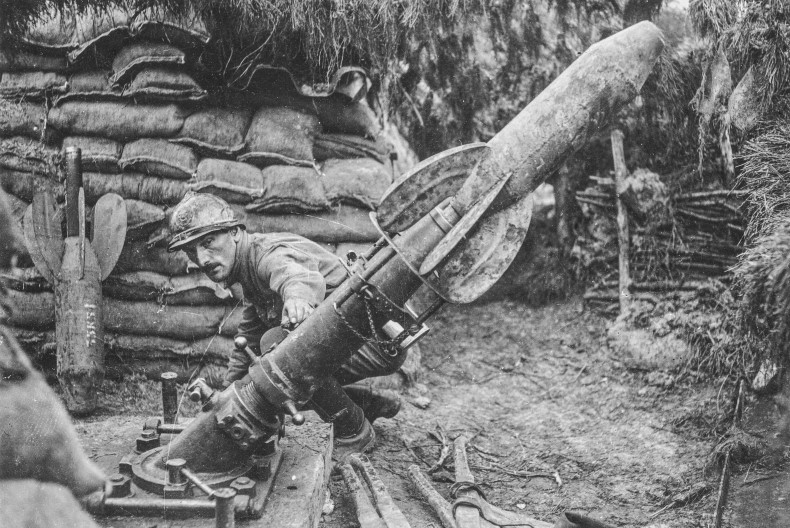 En soldat i en skyttegrav förbereder en rakt för avfyrning.