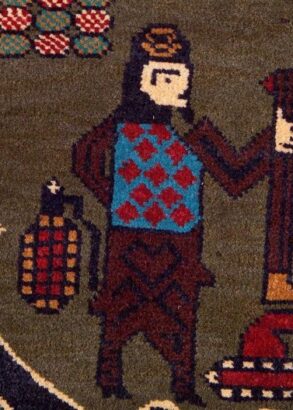 En del av en vävd matta som visar en färggrann figur, en stridsvagn och handgranater.