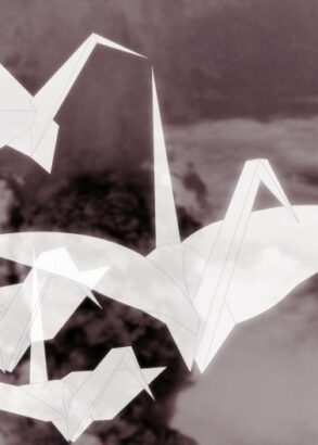 Fyra vita origamitranor flyger över ett svartvitt landskap.