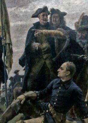 Fem personer i uniform, varav en sitter på marken och tittar mot fjärran, ser ut att diskutera medan en armé av soldater till häst skymtar bakom dem på fältet.