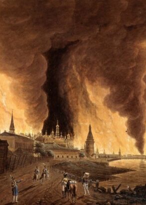 En målning i bruna toner av en stad till synes i brand och en strand i förgrunden där människor och soldater står och ser på.