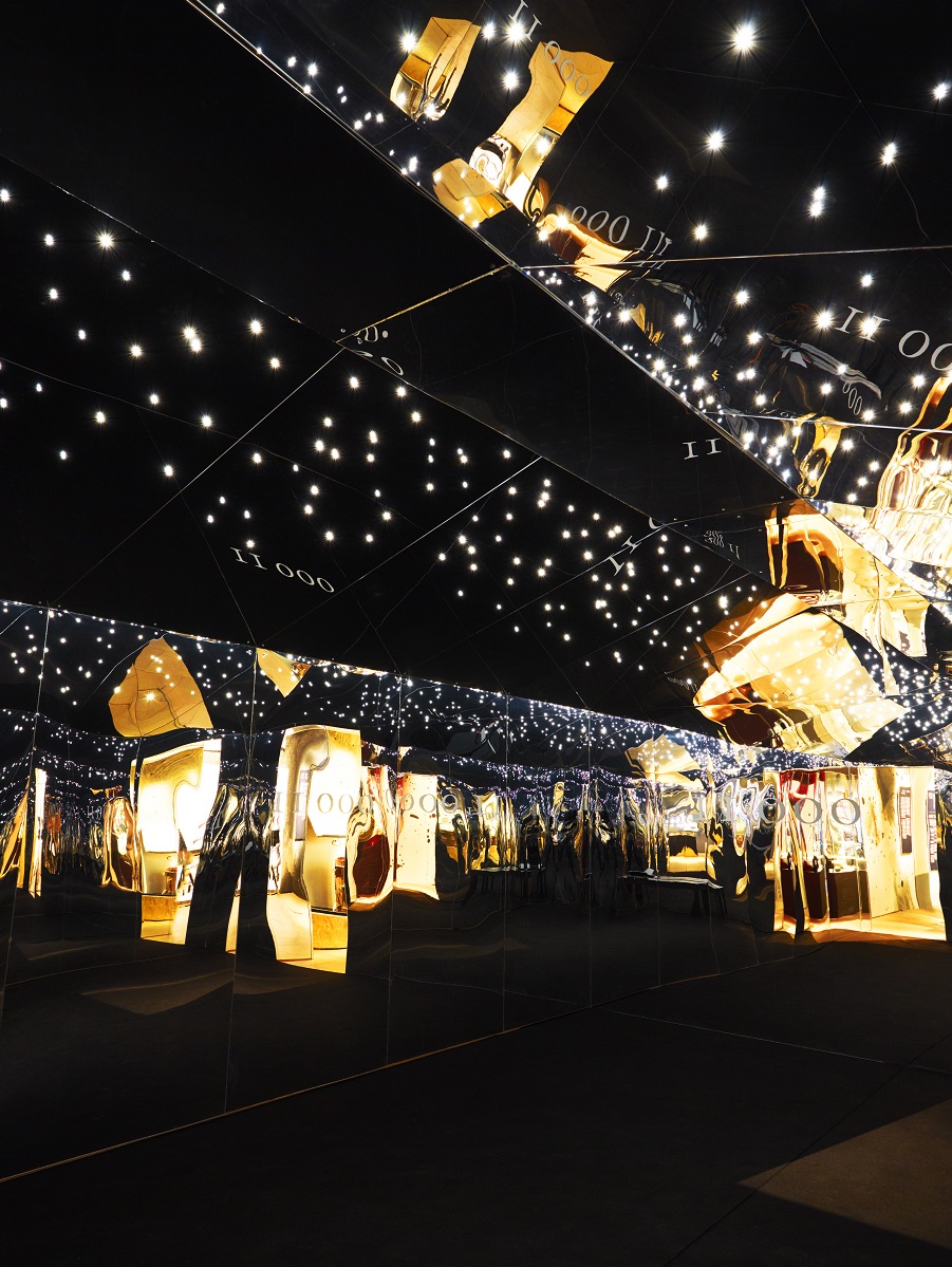 spegelväggar som skapar ett spännande ljusspel.