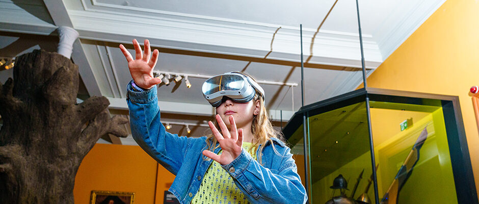 En tjej testar VR-visningen av stormaktstiden